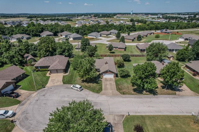 2115 S Hedgewood Drive, Bolivar, MO 65613