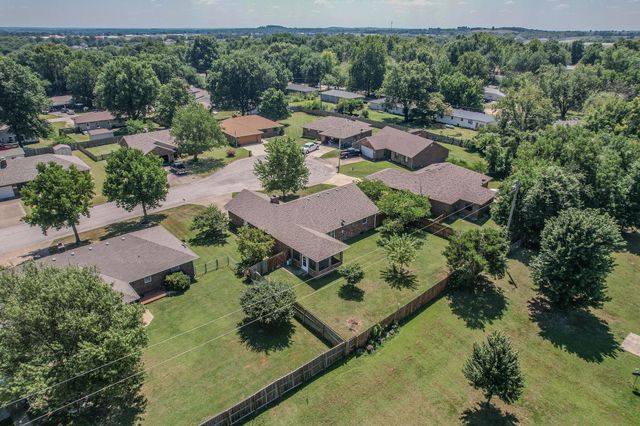 2115 S Hedgewood Drive, Bolivar, MO 65613