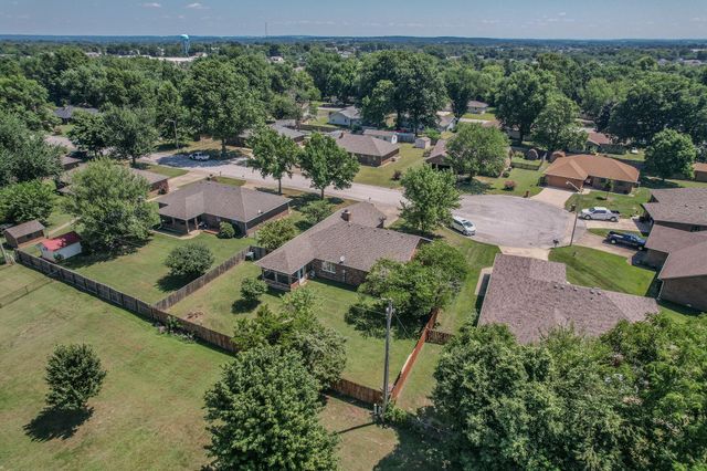 2115 S Hedgewood Drive, Bolivar, MO 65613