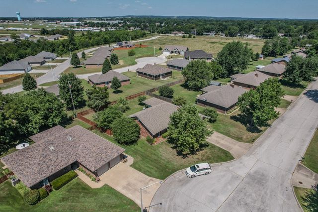 2115 S Hedgewood Drive, Bolivar, MO 65613