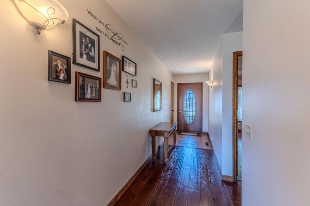 2115 S Hedgewood Drive, Bolivar, MO 65613