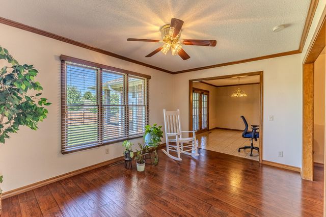 2115 S Hedgewood Drive, Bolivar, MO 65613