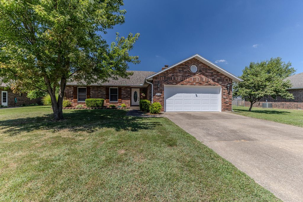 2115 S Hedgewood Drive, Bolivar, MO 65613
