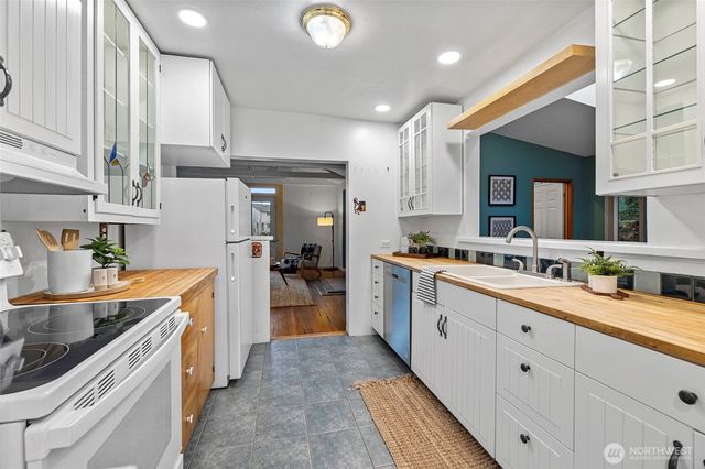 6897 Helena Street, Clinton, WA 98236