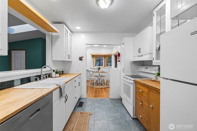 6897 Helena Street, Clinton, WA 98236