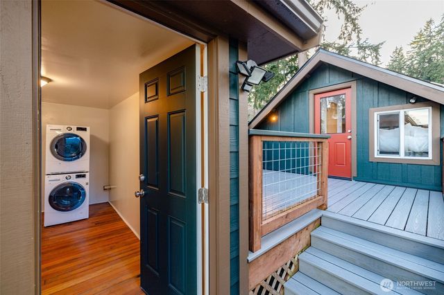 6897 Helena Street, Clinton, WA 98236