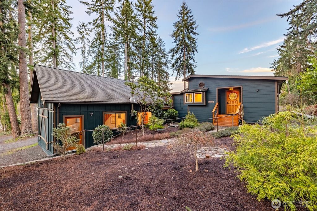 6897 Helena Street, Clinton, WA 98236