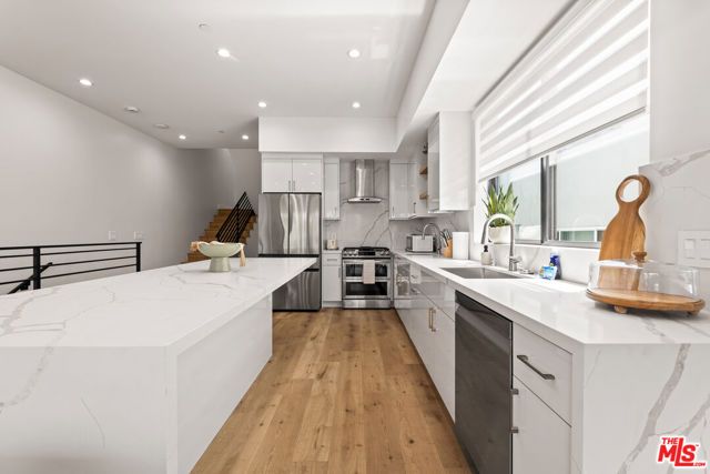 5118 Laurel Canyon, Valley Village, CA 91607