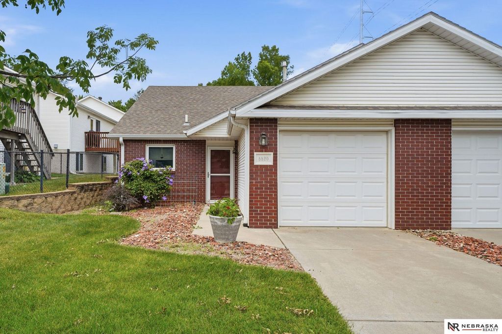 5520 Vavak Place, Lincoln, NE 68516