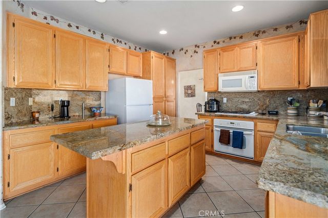 2111 Janet Dr, Lancaster, CA 93536