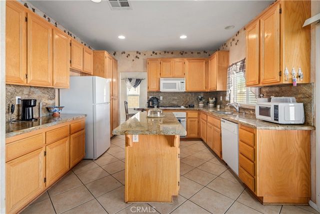 2111 Janet Dr, Lancaster, CA 93536