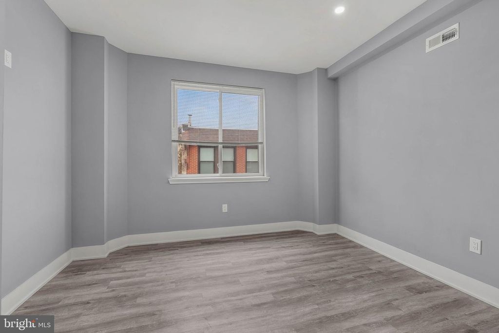 Image 16 of property listing at 3211 LATONA ST, Philadelphia, PA 19146