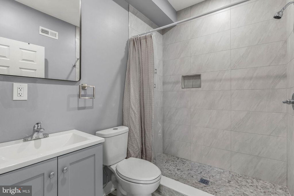 Image 18 of property listing at 3211 LATONA ST, Philadelphia, PA 19146