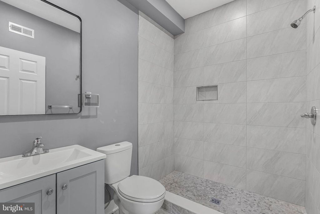 Image 23 of property listing at 3211 LATONA ST, Philadelphia, PA 19146