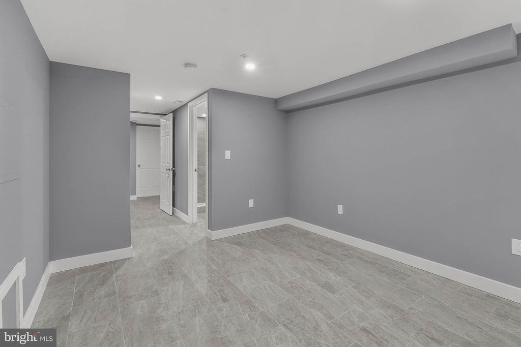 Image 28 of property listing at 3211 LATONA ST, Philadelphia, PA 19146