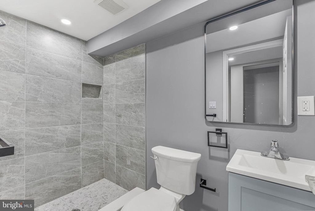 Image 29 of property listing at 3211 LATONA ST, Philadelphia, PA 19146