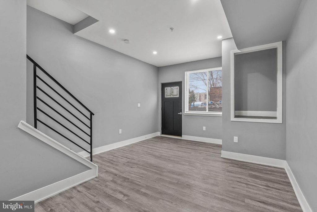 Image 5 of property listing at 3211 LATONA ST, Philadelphia, PA 19146