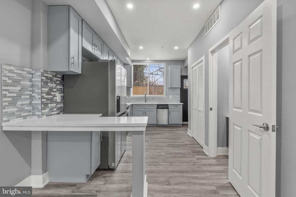 Image 7 of property listing at 3211 LATONA ST, Philadelphia, PA 19146