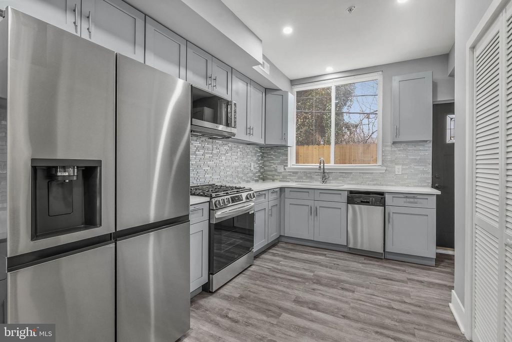 Image 8 of property listing at 3211 LATONA ST, Philadelphia, PA 19146