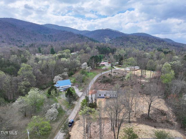 1512 Red Bud Dr, Newport, TN 37821