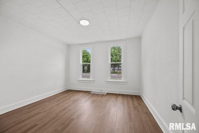 2025 W 3RD Street, Davenport, IA 52802