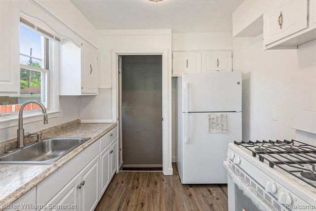 19446 Washtenaw Street, Harper Woods, MI 48225