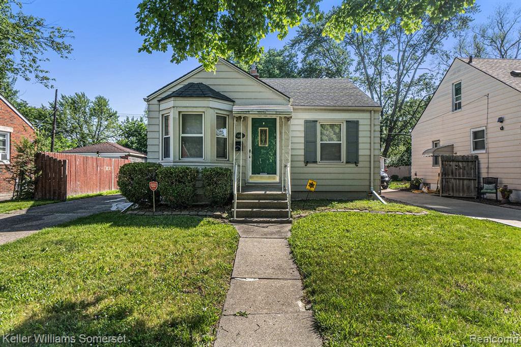 19446 Washtenaw Street, Harper Woods, MI 48225