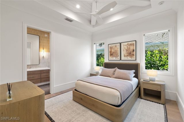 660 Wedge DR, Naples, FL 34103