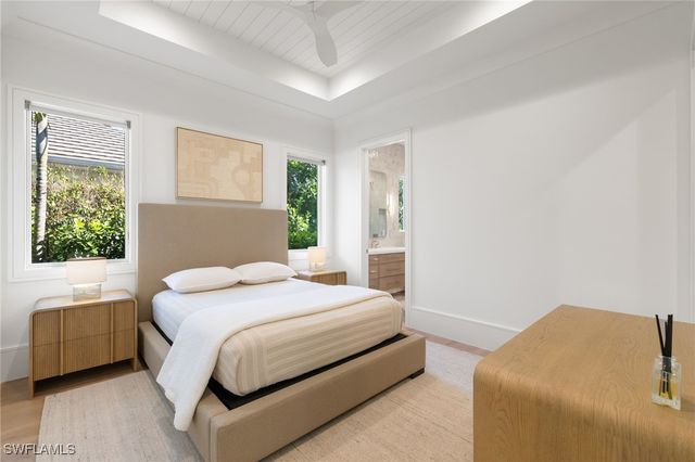 660 Wedge DR, Naples, FL 34103