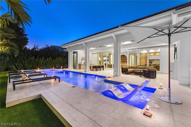 660 Wedge DR, Naples, FL 34103