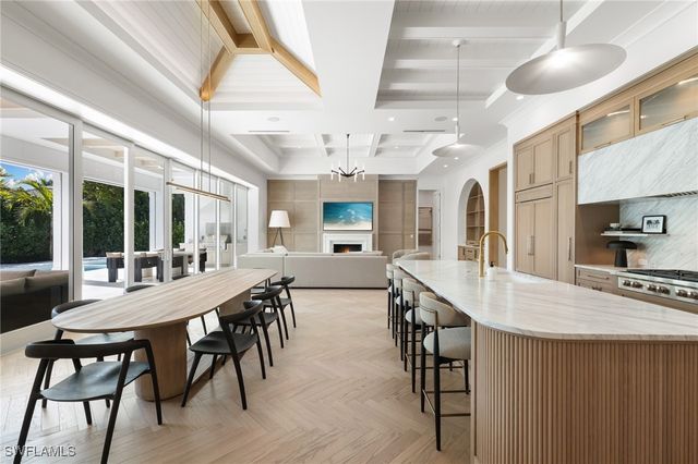 660 Wedge DR, Naples, FL 34103