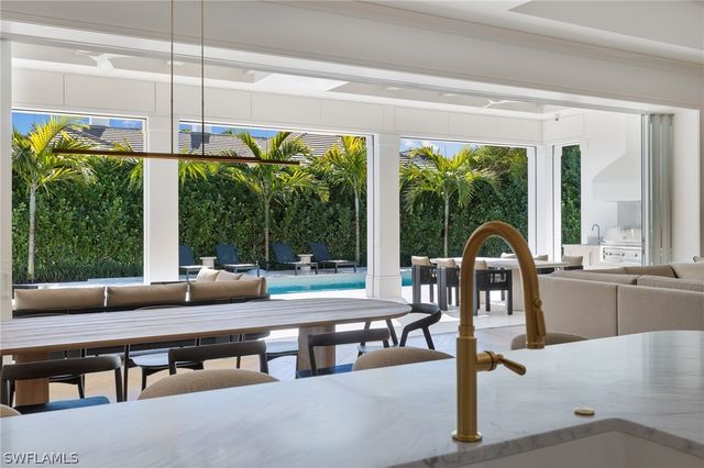 660 Wedge DR, Naples, FL 34103