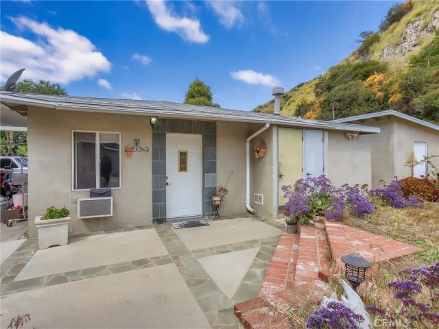 9613 La Tuna Canyon Road, Sun Valley, CA 91352