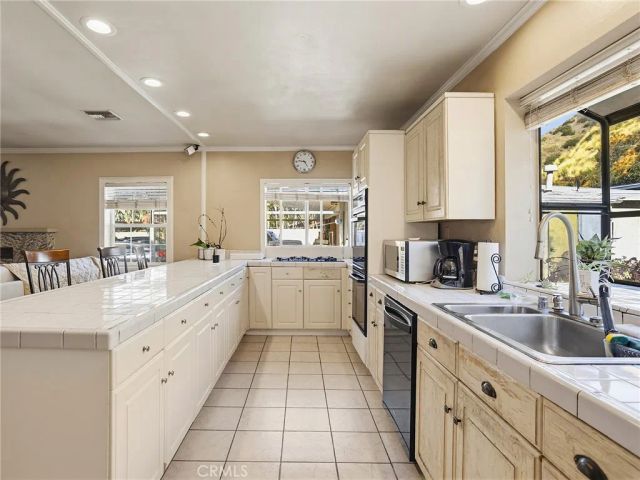 9613 La Tuna Canyon Road, Sun Valley, CA 91352