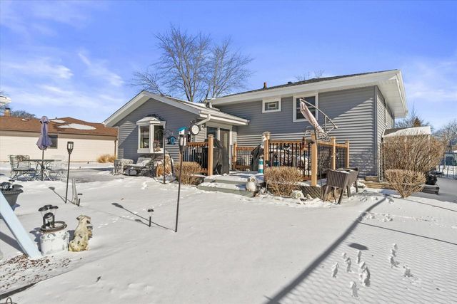 7485 S Highfield COURT, Oak Creek, WI 53154