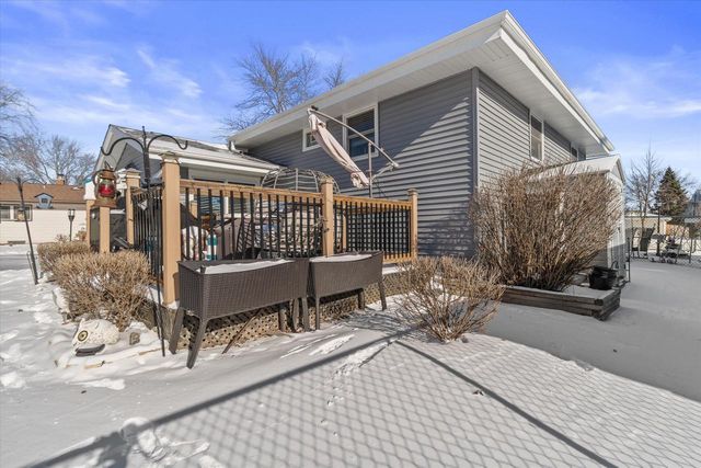 7485 S Highfield COURT, Oak Creek, WI 53154