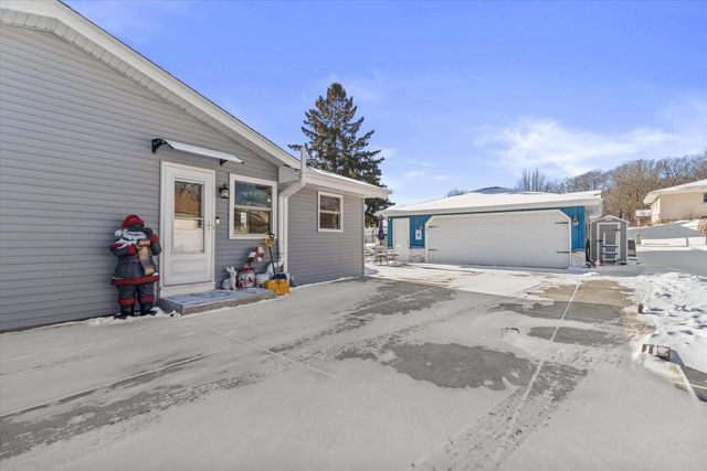 7485 S Highfield COURT, Oak Creek, WI 53154