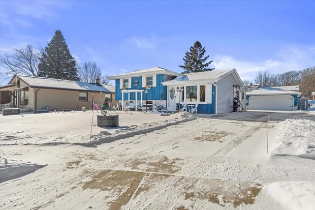 7485 S Highfield COURT, Oak Creek, WI 53154