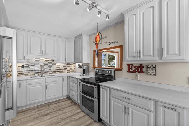 7485 S Highfield COURT, Oak Creek, WI 53154