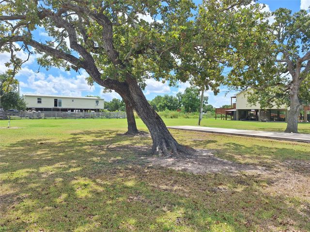 304 Bayside Drive, Anahuac, TX 77514