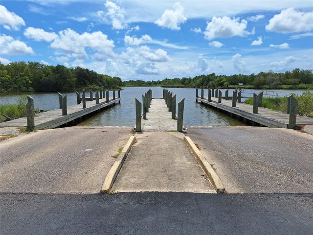 304 Bayside Drive, Anahuac, TX 77514