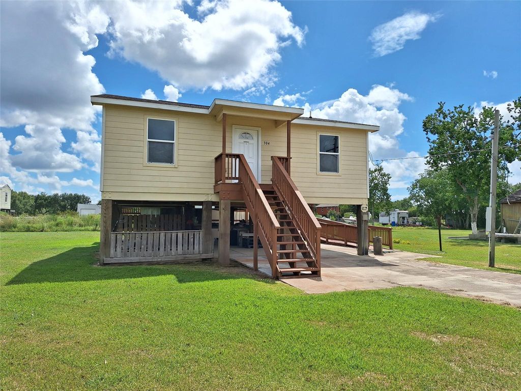 304 Bayside Drive, Anahuac, TX 77514