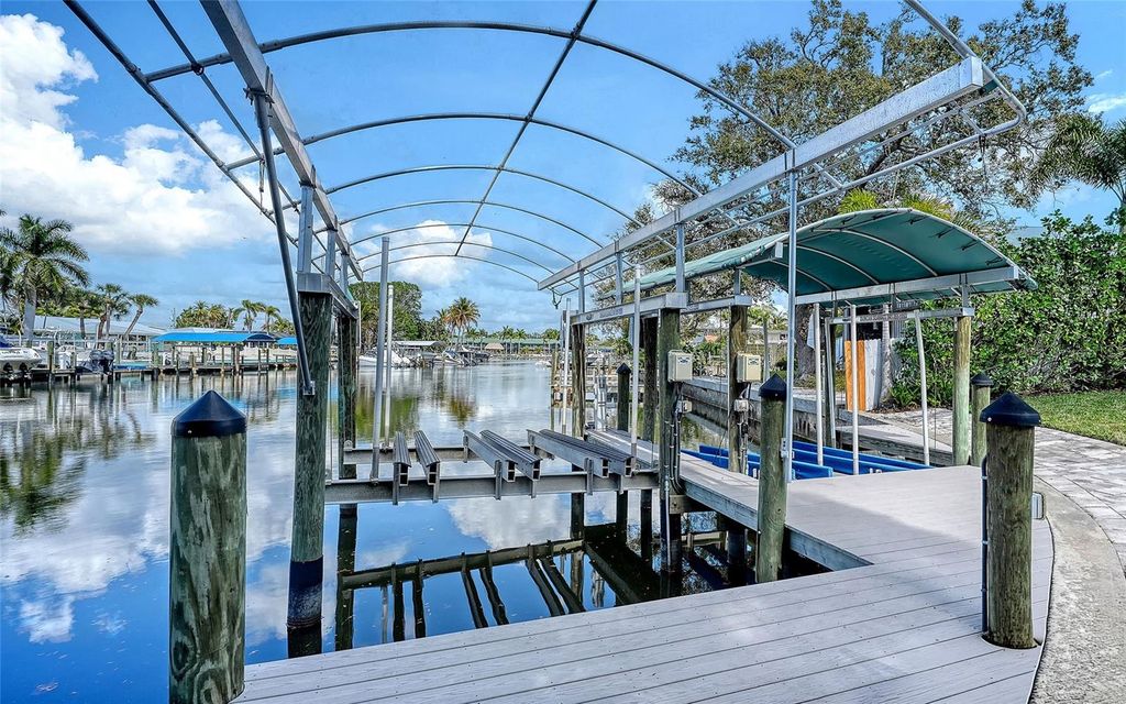 121 HOLLY AVENUE, SARASOTA, FL 34243 — photo 3