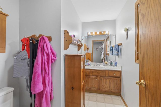 836 MEADOWBROOK LANE, Fond Du Lac, WI 54935