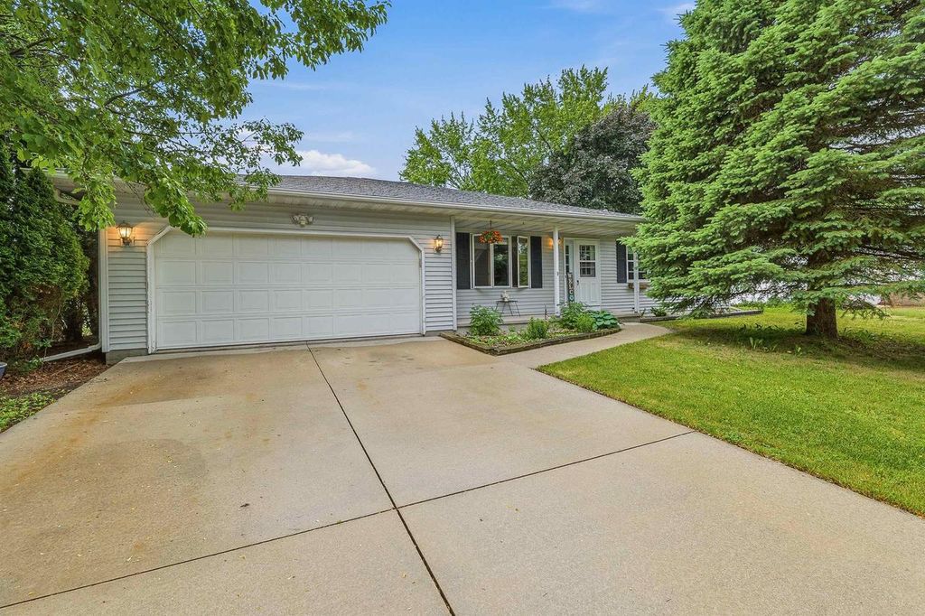 836 MEADOWBROOK LANE, Fond Du Lac, WI 54935