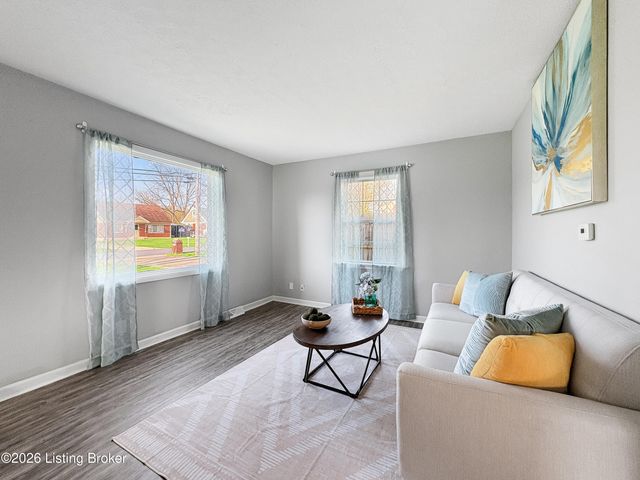 998 Meadow Hill Rd, Louisville, KY 40219