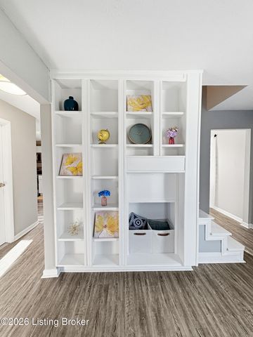 998 Meadow Hill Rd, Louisville, KY 40219