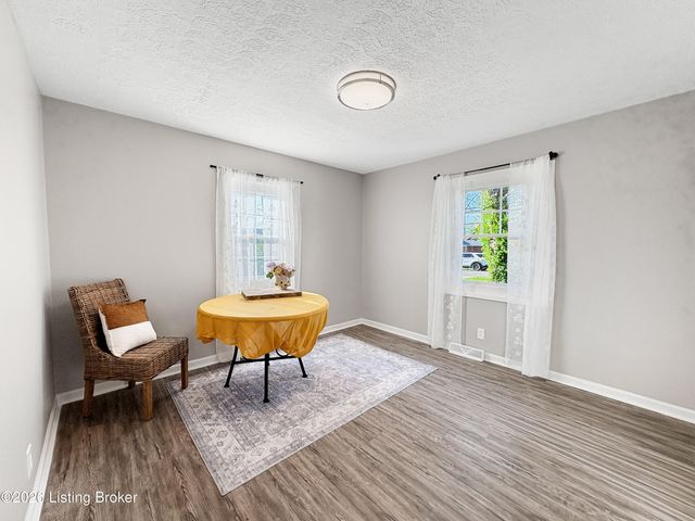 998 Meadow Hill Rd, Louisville, KY 40219