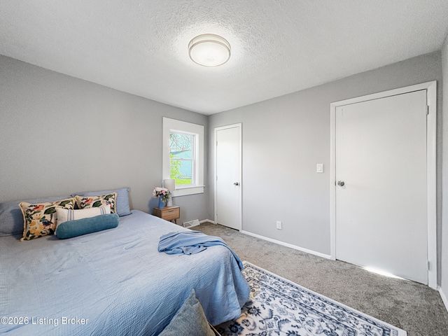 998 Meadow Hill Rd, Louisville, KY 40219