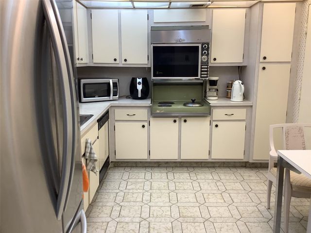 437 Golden Isles Dr 8A, Hallandale Beach, FL 33009